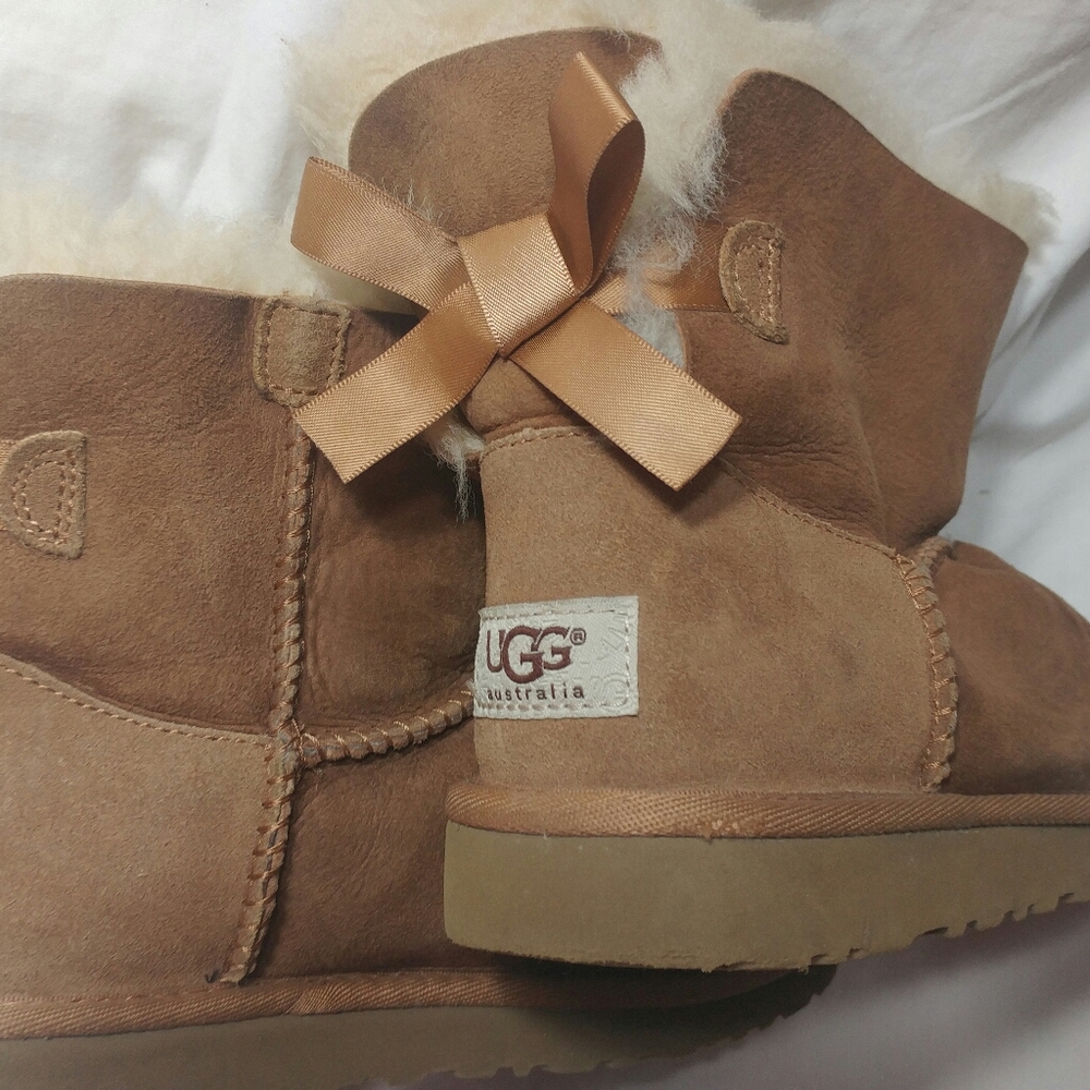 Girls Mini Bailey Bow Uggs Size 3